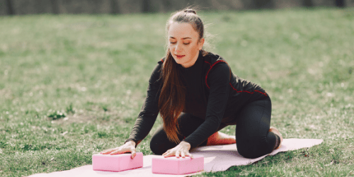 Pratiquer le yoga avec une brique